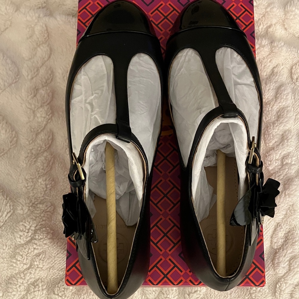 Elegant New With Tags Tory Burch Black T-Strap Cap Toe Flat Women's Shoes 7M - Picture 4 of 13